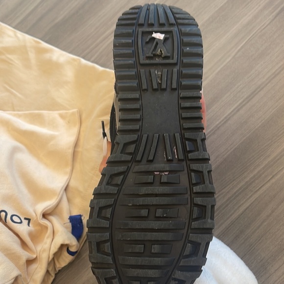 Louise Vuitton logo sneakers. - Picture 4 of 6